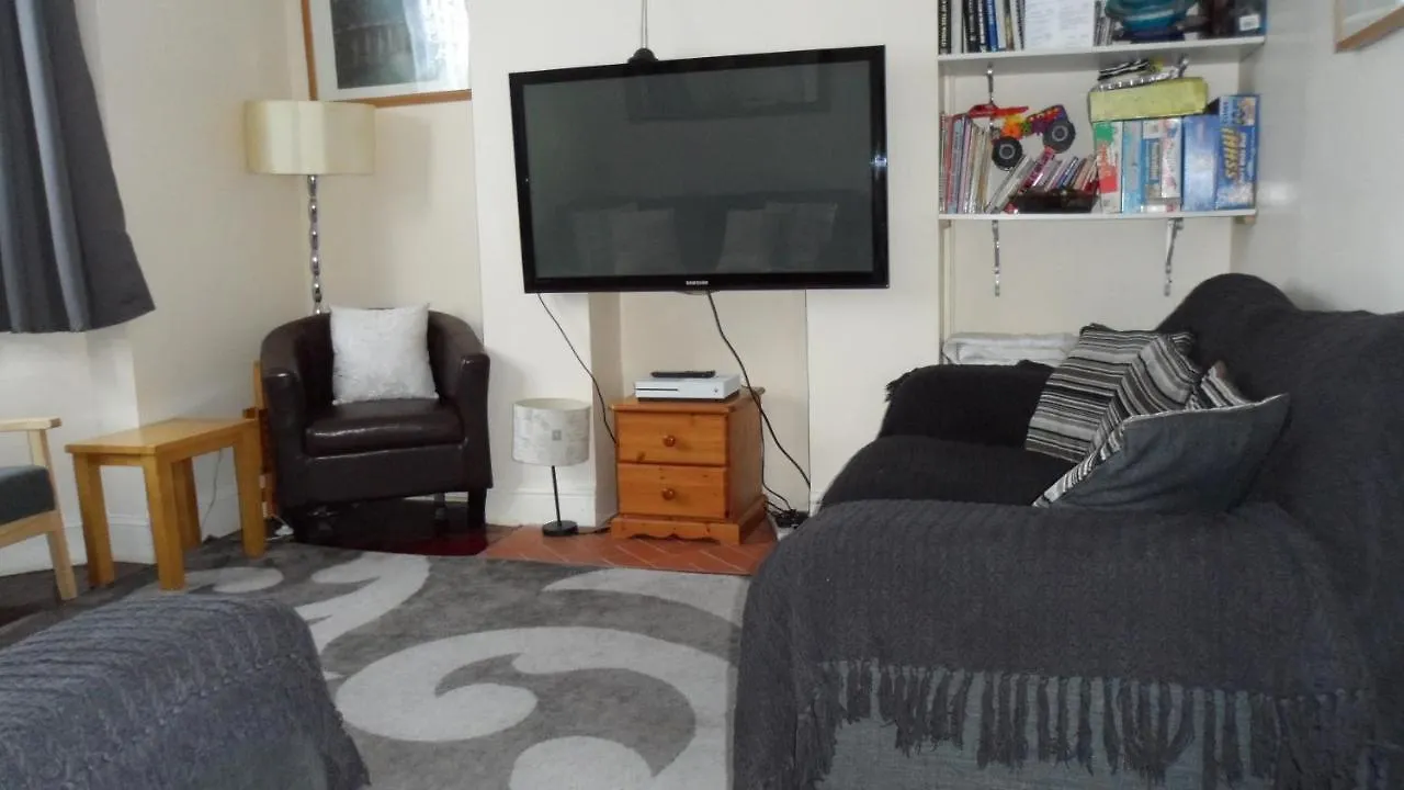 Bubblesbnb 7 Bedroom House, 16 Beds, Sleeps 22 London 0*,