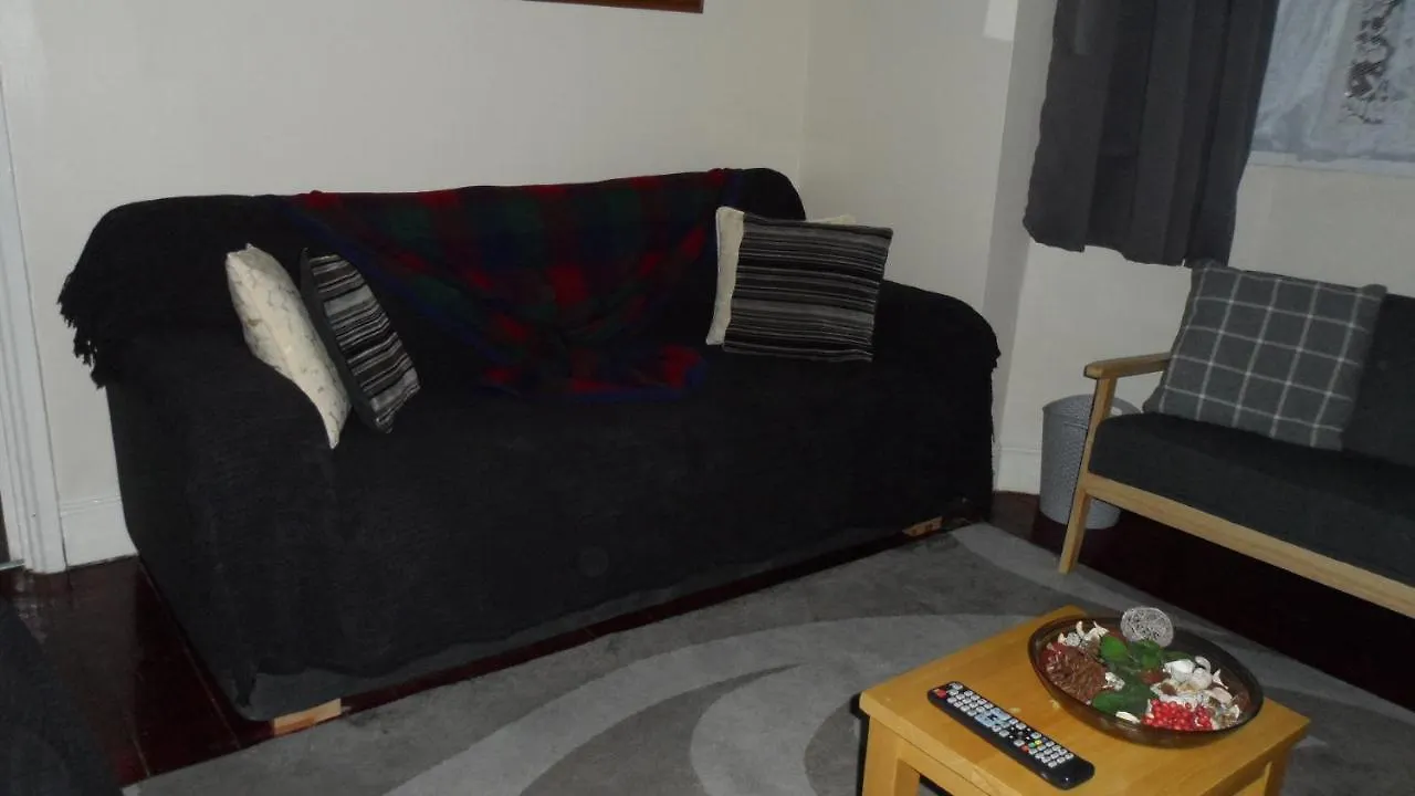 Bubblesbnb 7 Bedroom House, 16 Beds, Sleeps 22 London