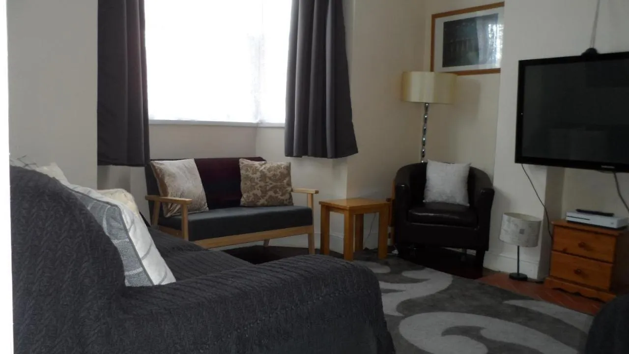 Bubblesbnb 7 Bedroom House, 16 Beds, Sleeps 22 London Holiday home