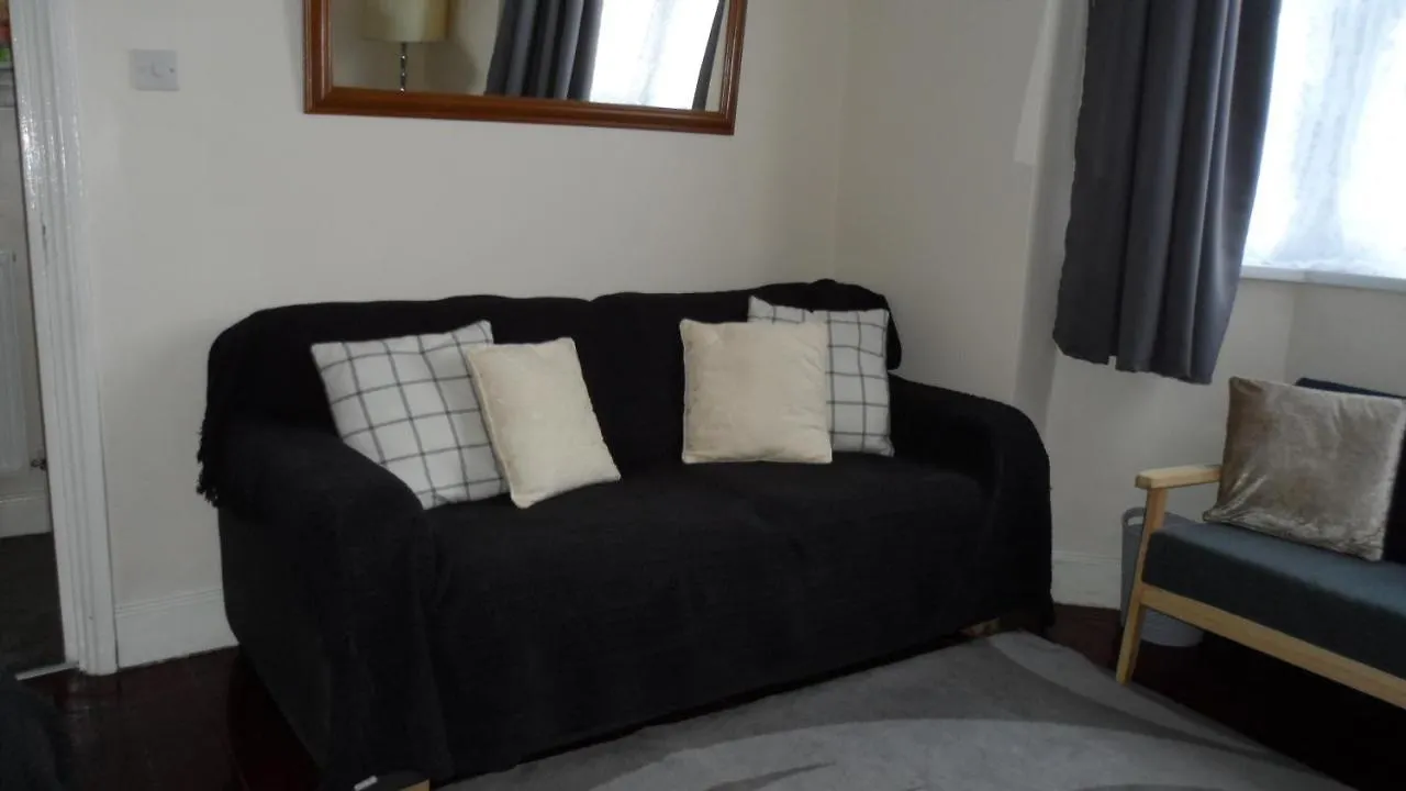 Bubblesbnb 7 Bedroom House, 16 Beds, Sleeps 22 London