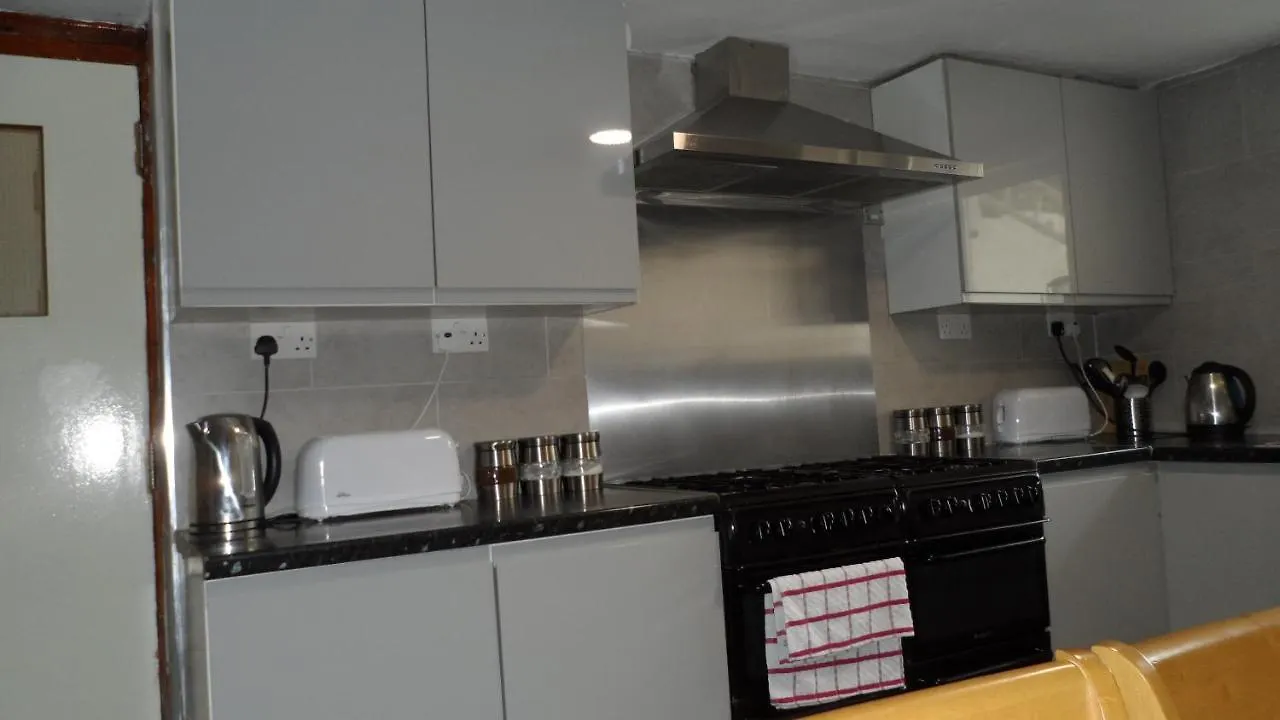 Bubblesbnb 7 Bedroom House, 16 Beds, Sleeps 22 London 0*,  United Kingdom