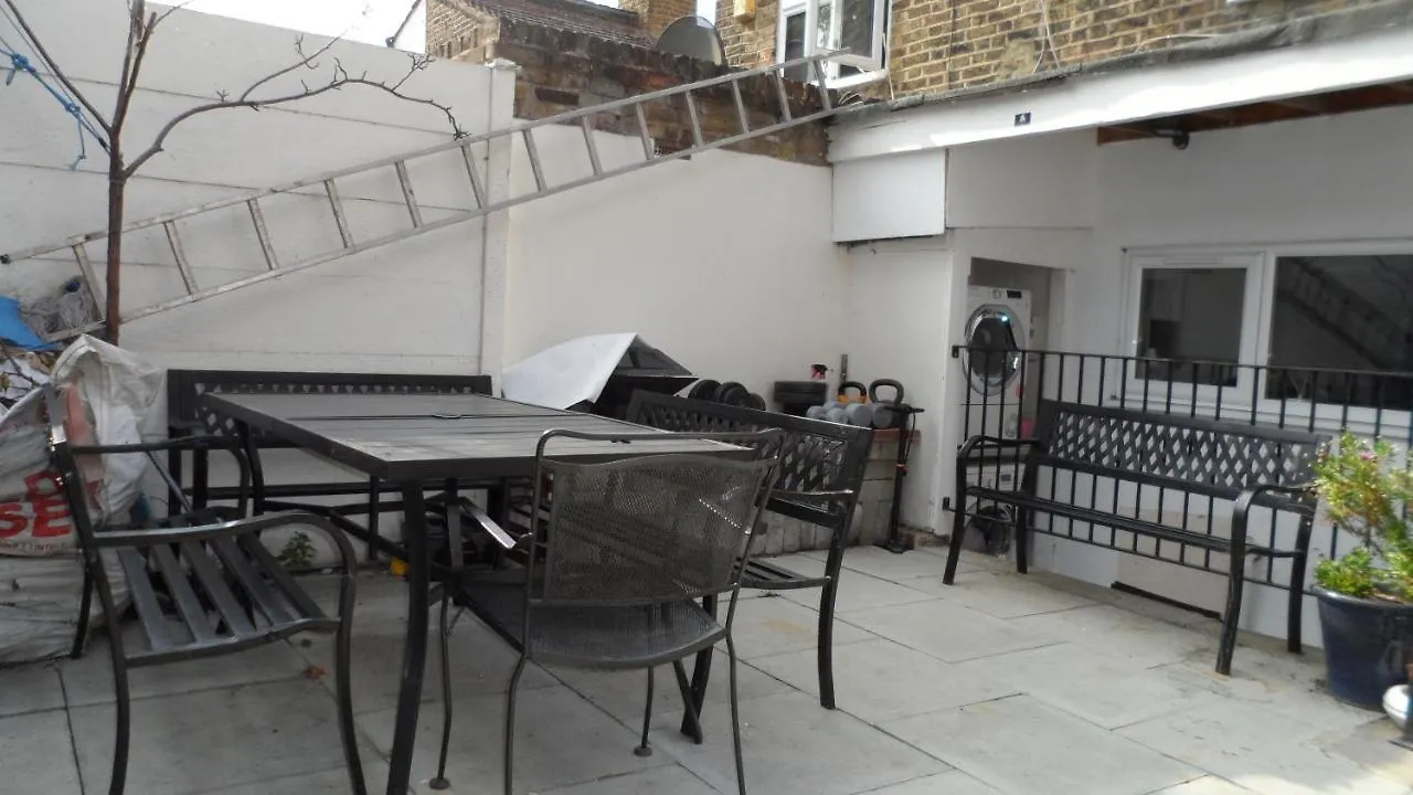 Bubblesbnb 7 Bedroom House, 16 Beds, Sleeps 22 London Holiday home
