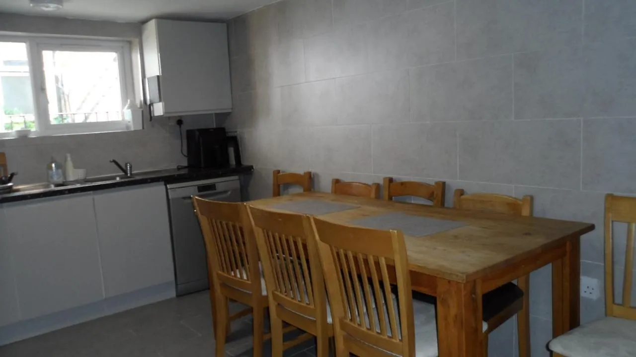 Bubblesbnb 7 Bedroom House, 16 Beds, Sleeps 22 London Holiday home