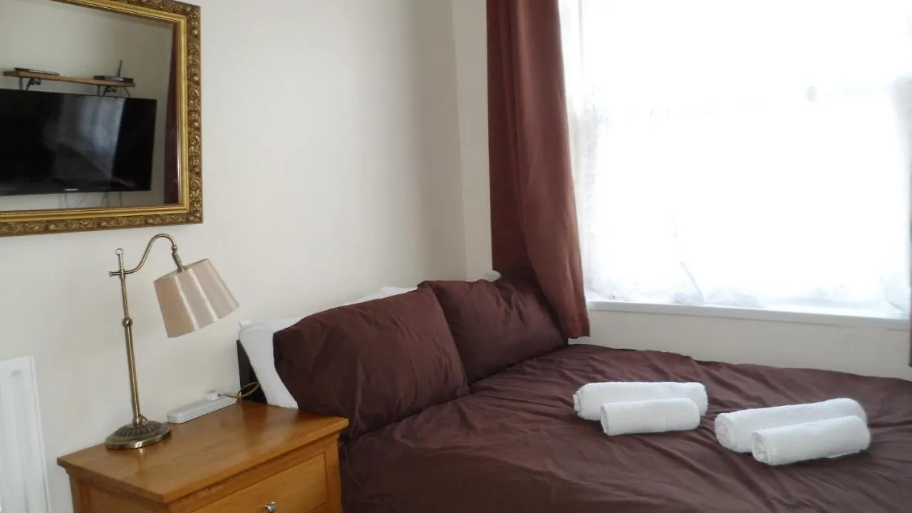 Bubblesbnb 7 Bedroom House, 16 Beds, Sleeps 22 London 0*,  United Kingdom