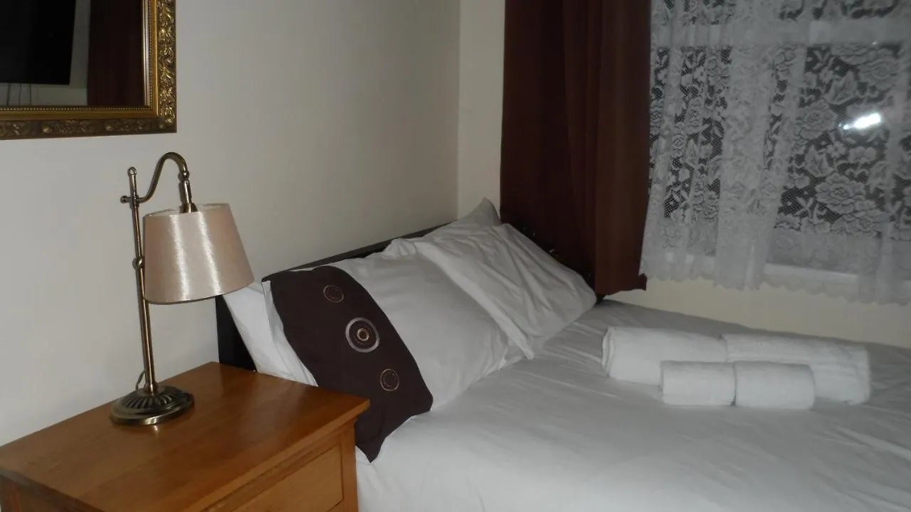Bubblesbnb 7 Bedroom House, 16 Beds, Sleeps 22 London