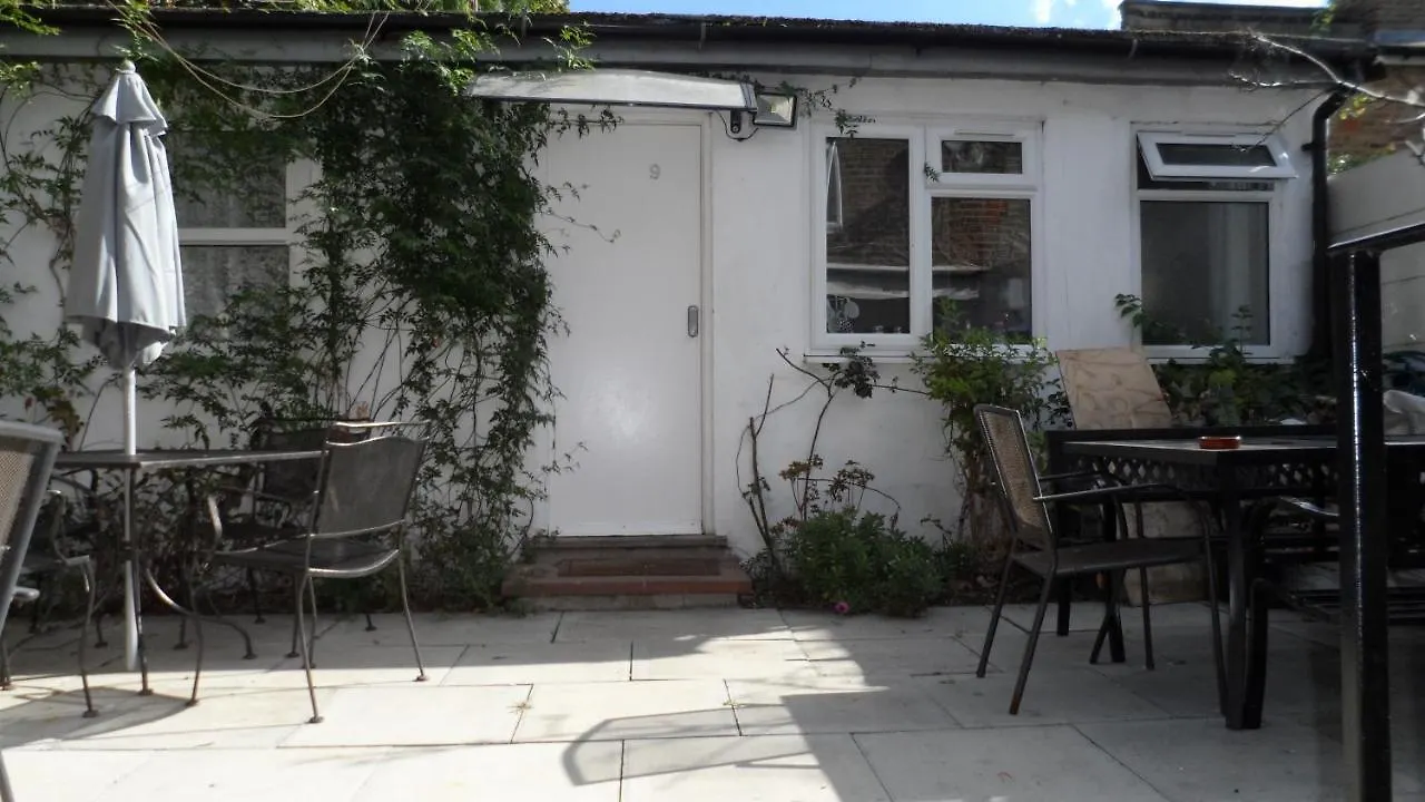 Bubblesbnb 7 Bedroom House, 16 Beds, Sleeps 22 London