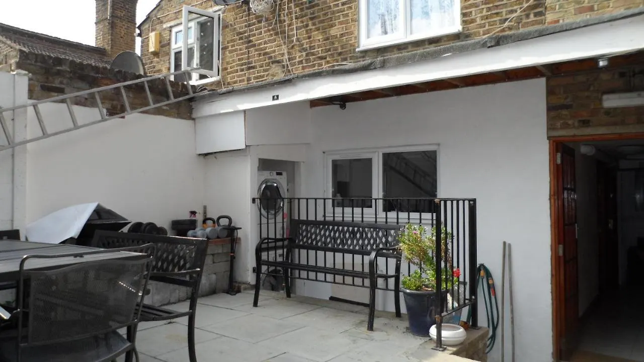 Bubblesbnb 7 Bedroom House, 16 Beds, Sleeps 22 London 0*,  United Kingdom