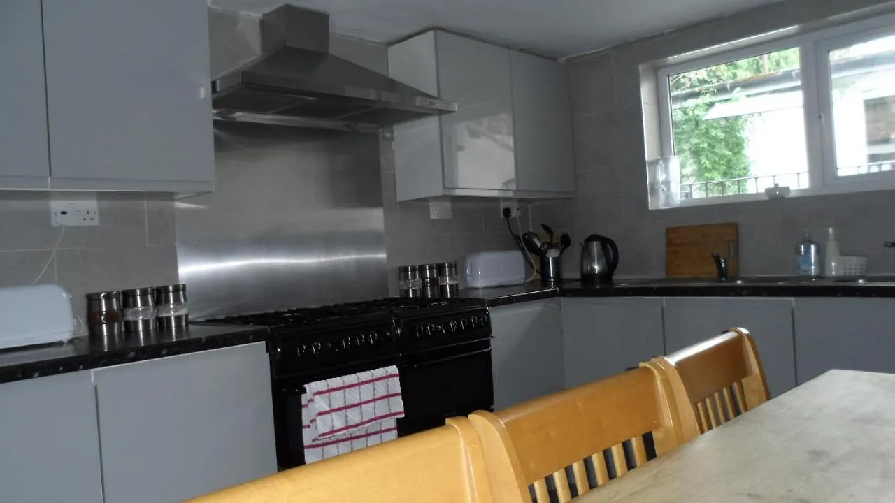 Bubblesbnb 7 Bedroom House, 16 Beds, Sleeps 22 London