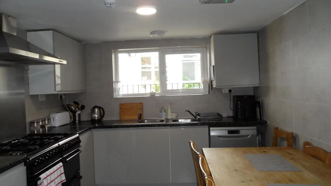 Holiday home Bubblesbnb 7 Bedroom House, 16 Beds, Sleeps 22 London