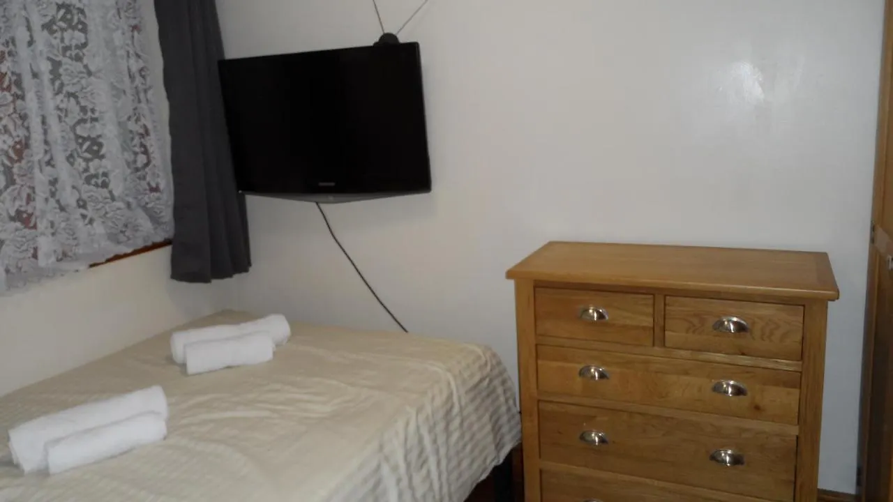 Bubblesbnb 7 Bedroom House, 16 Beds, Sleeps 22 London 0*,  United Kingdom